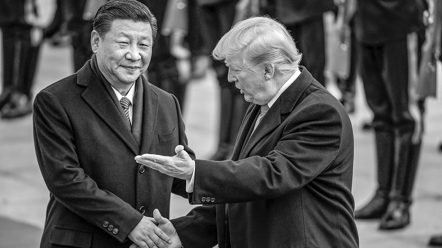 Fotografía en blanco y negro de Xi Jinping estrechándole la mano a Donald Trump, quien le hace un gesto, con una fila de guardias uniformados en posición de firmes al fondo.