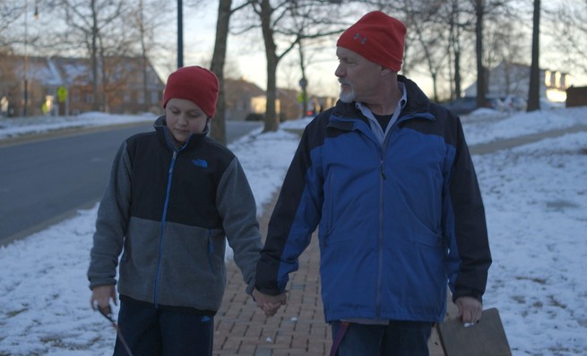 Père et fils se tenant la main