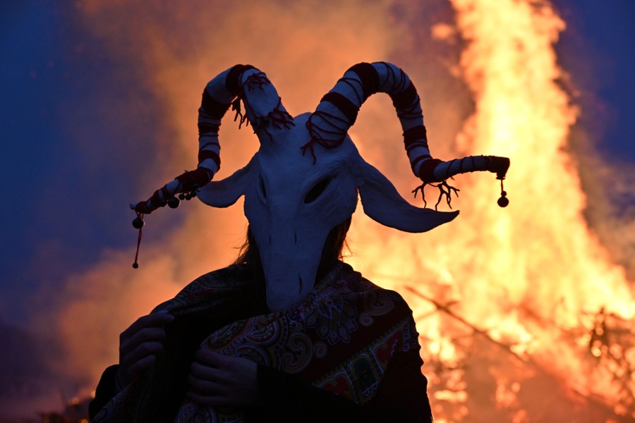 フェステナレンテ Photos of the Week: Regimental Goat, Reindeer Run, Orange Battle