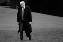 Trump walking on White House lawan