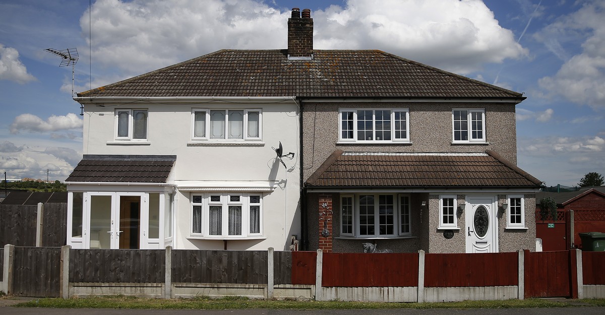 Detached house в англии. Detached house в великобритании. Semi detached house is. Semi -detached в великобритании. Semi-detached house в англии.
