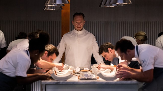 Ralph Fiennes en tant que chef Slowik, présidant une table de cuisine dans "Le menu"