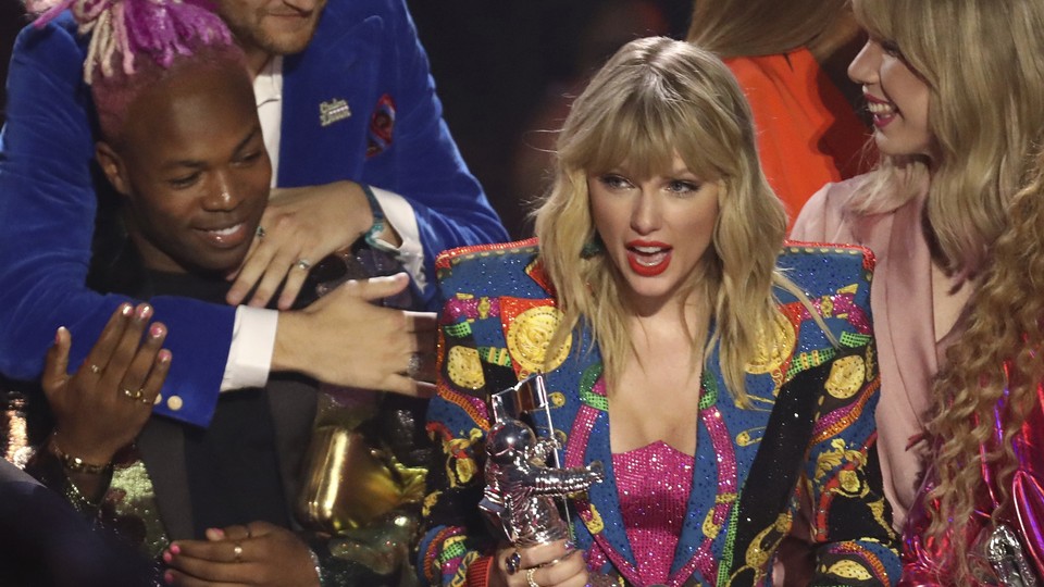Taylor Swift accepts a VMA with the director Todrick Hall and the drag queen Jade Jolie.