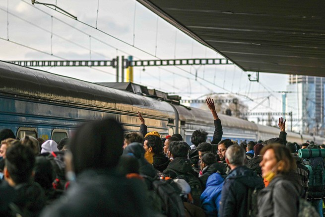 photo of a crowded train station with hundreds of people on platform