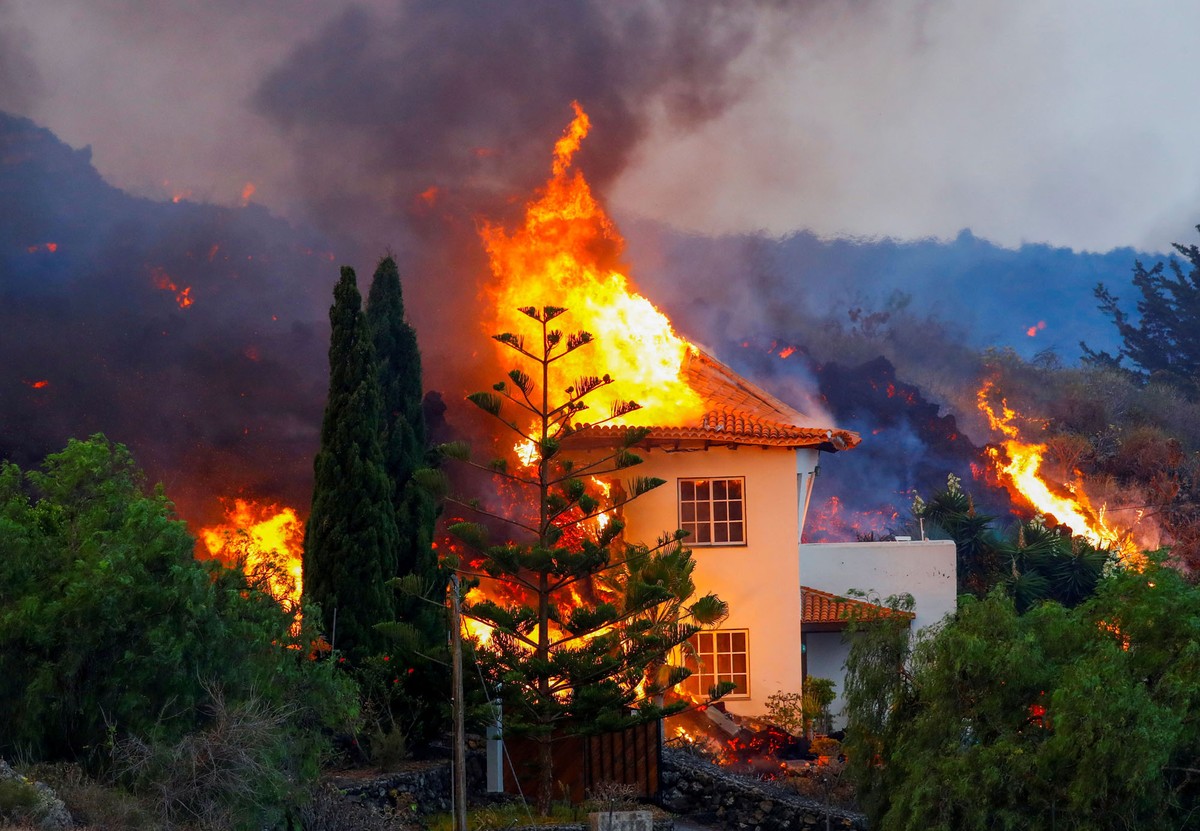 https://cdn.theatlantic.com/thumbor/QBbJgs7zF2wxECTtPP-Ld_dIfxA=/1200x831/media/img/photo/2021/09/photos-volcano-canary-islands/a16_RC2KTP93ESOJ/original.jpg