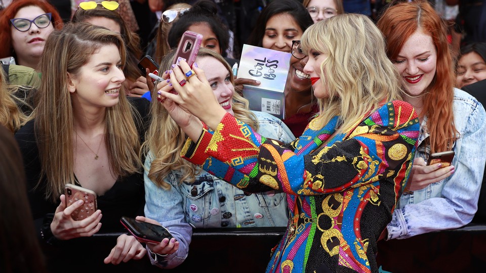 Taylor Swift arrives at the 2019 MTV Video Music Awards.