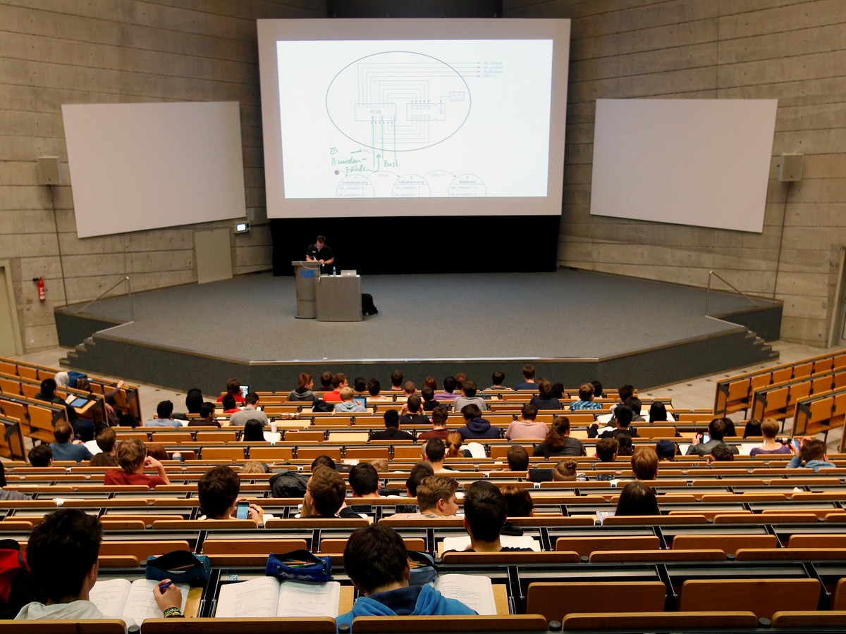 Disintegration of Traditional College Lecture Negatively Affects Students -  The Atlantic