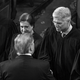 Fotografía en blanco y negro de los jueces de la Corte Suprema John Roberts, Elena Kagan, Neil Gorsuch y Brett Kavanaugh parados en una fila. Gorsuch le estrecha la mano a Donald Trump.