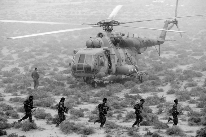 Iran’s elite Revolutionary Guard special forces participate in military manoeuvers at an undisclosed location near the Gulf 03 April 2006.