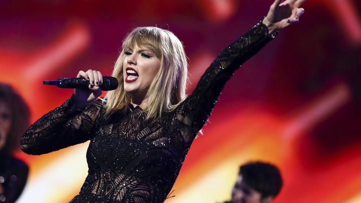 Taylor Swfit performs at Super Saturday Night in 2017.