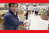 Tucker Carlson in Russian supermarket