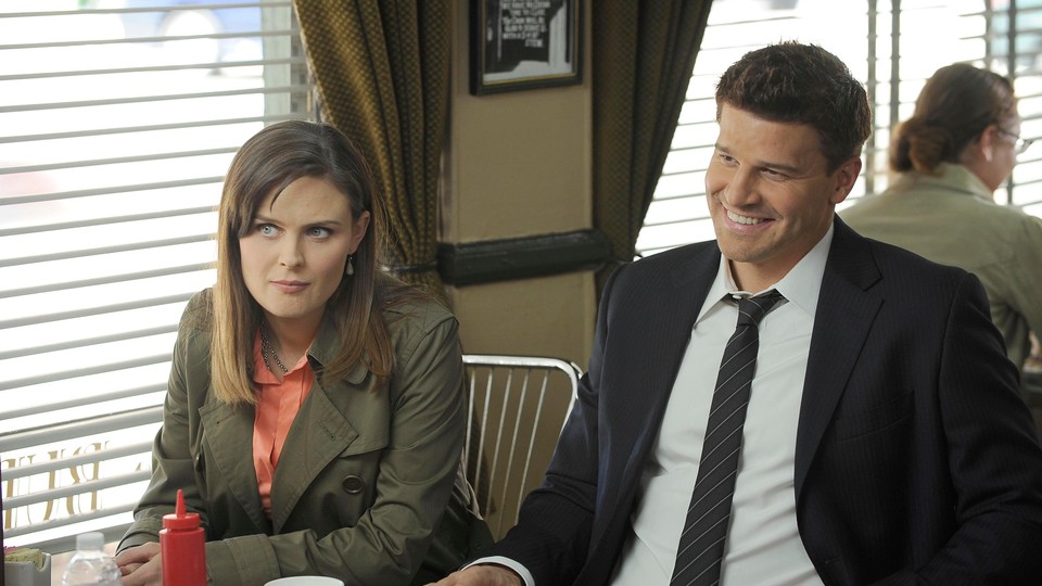 David Boreanaz and Emily Deschanel sit a diner together