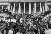 Una fotografía en blanco y negro de una muchedumbre pro-Trump reunida frente al Capitolio el 6 de enero de 2021.