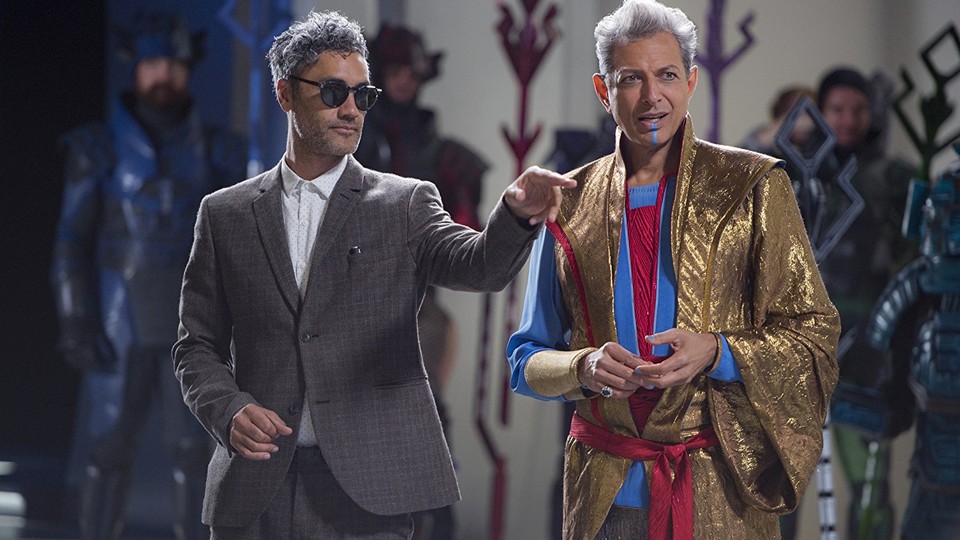 The director Taika Waititi on the set of 'Thor: Ragnarok' with Jeff Goldblum 
