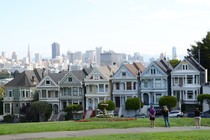 The famous "Painted Ladies" and the San Francisco skyline