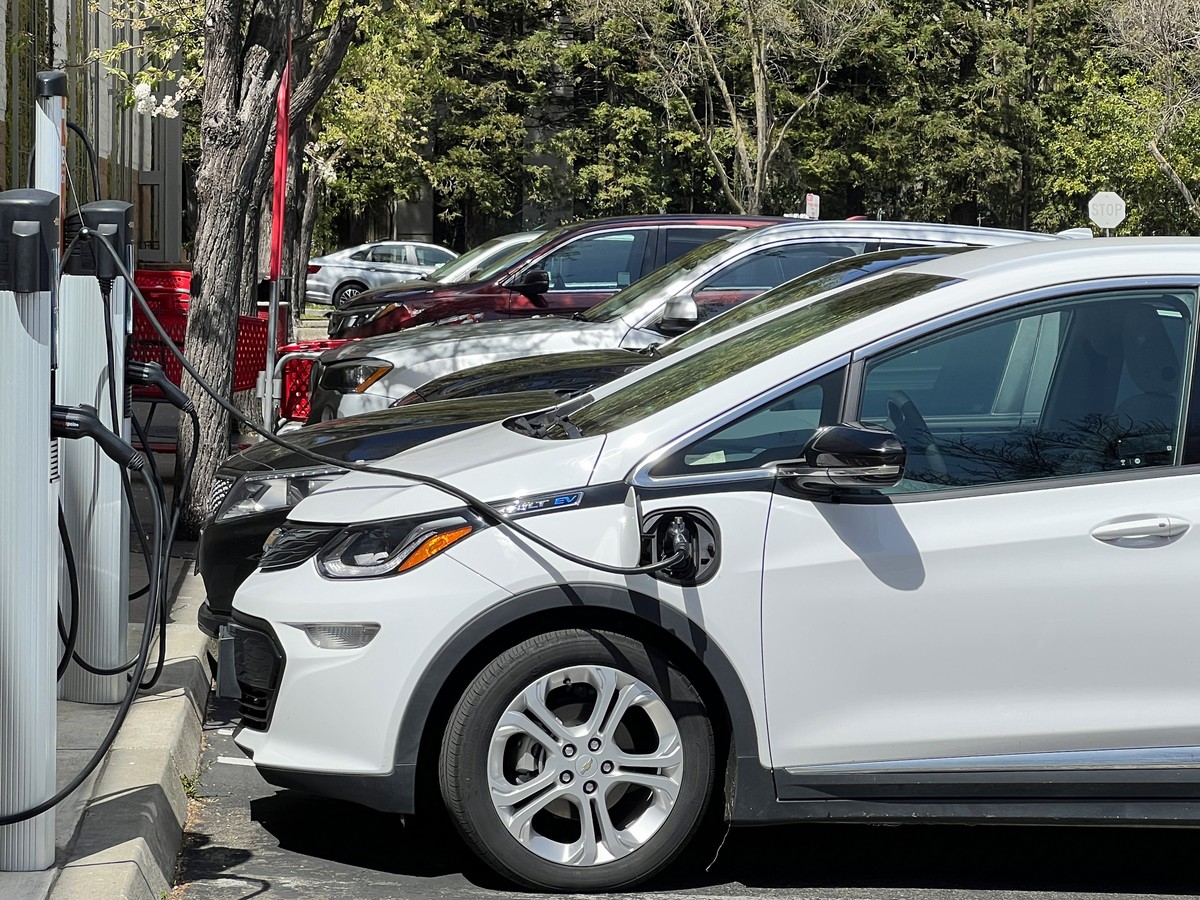 Electric Vehicles Make Parking Even More Annoying - The Atlantic