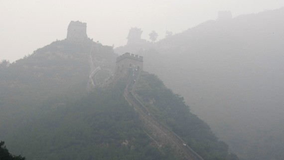 Tourists walk along the Great Wall on a hazy day in Juyongguan, as the opening day of the Beijing 2008 Olympic Games approaches, August 4, 2008. REUTERS/Stefano Rellandini