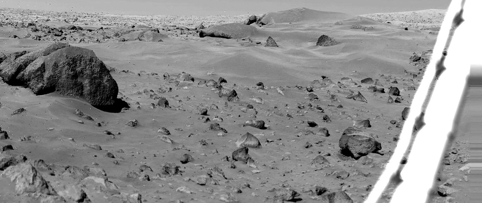 Rocks lie strewn about on the sandy surface of Mars.