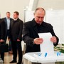 Russian President Vladimir Putin casts his ballot at a polling station during a parliamentary election in Moscow, Russia, September 18, 2016. 