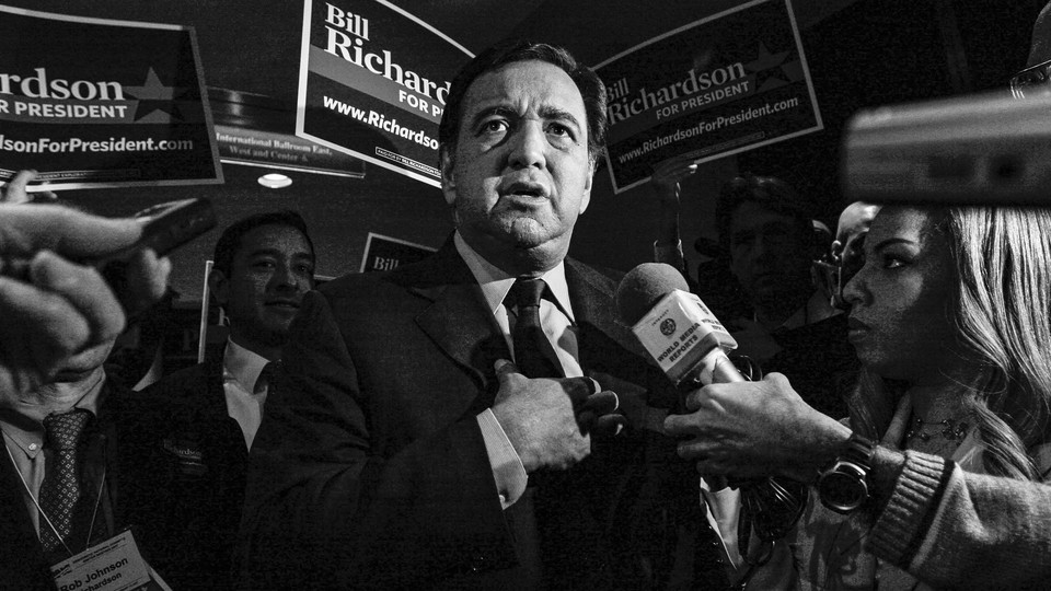 A 2007 black-and-white photo of Richardson surrounded by reporters and "Bill Richardson for President" signs