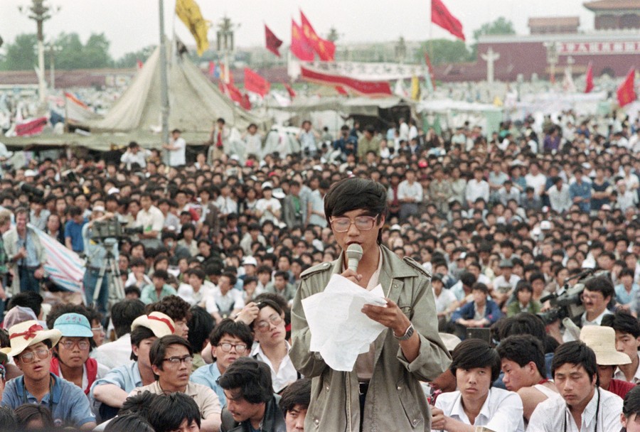 Китайцы на площади. 1989 Год Китай площадь Тяньаньмэнь. Восстание студентов в Китае на площади Тяньаньмэнь 1989. Восстание на Тяньаньмэнь 1989. Китай восстание на площади Тяньаньмэнь.