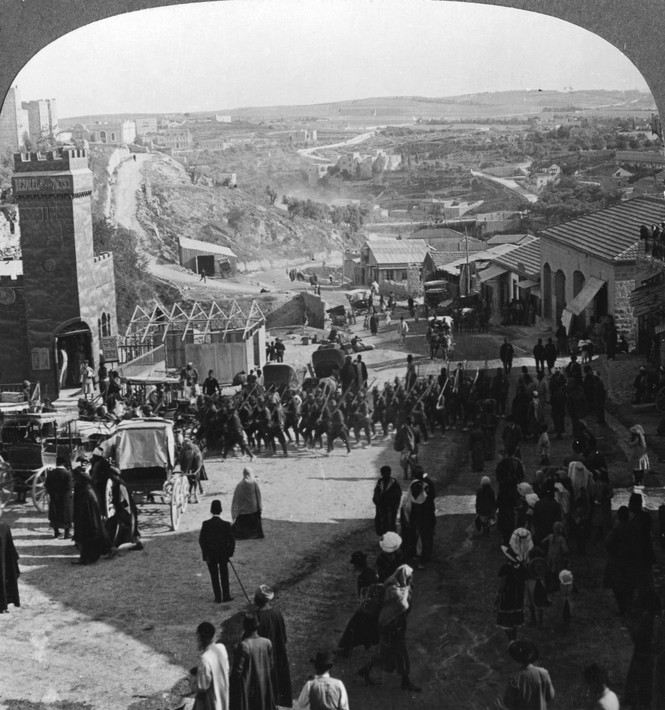 Ottoman troops retreat from Jerusalem by the Jaffa Gate in December 1917