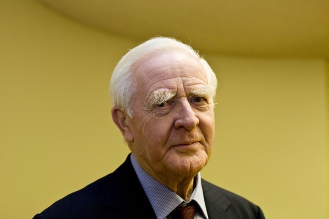 photo de John le Carré sur fond jaune