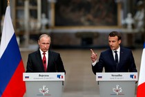 French President Emmanuel Macron and Russian President Vladimir Putin give a joint press conference at the Chateau de Versailles on May 29, 2017.