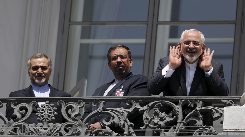 Iranian Foreign Minister Mohammad Javad Zarif (R) talks to journalist from a balcony of the Palais Coburg hotel where the Iran nuclear talks were being held in Vienna, Austria July 10, 2015.