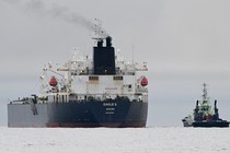 The oil tanker Eagle S next to a tugboat