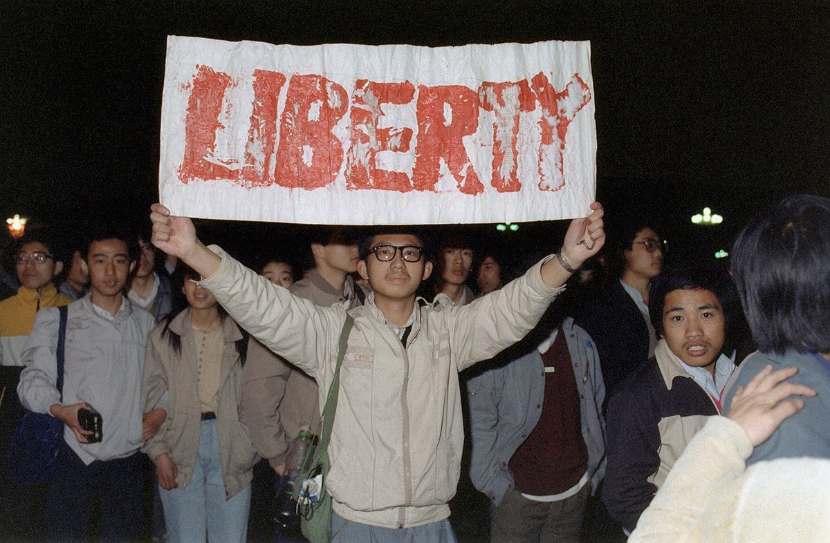 Un étudiant de Macao porte une pancarte avec écrit "liberté" dessus, un soir de janvier.