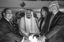 Fotografía en blanco y negro del presidente egipcio, el rey de Arabia Saudita, Melania Trump y Donald Trump posando con las manos sobre un globo iluminado.
