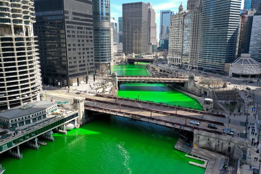 foto-van-de-maand-maart-2021-groene-rivier-chicago-st-patricks-day