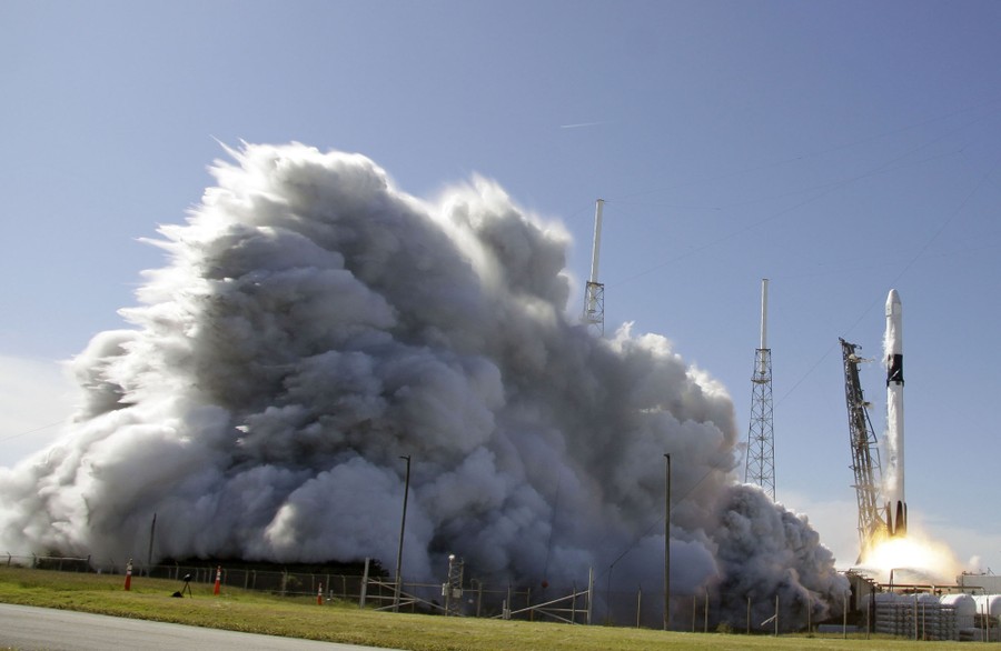 Photos of the Week: Wayward Tee, Pollution Pod, Windy Wall - The Atlantic