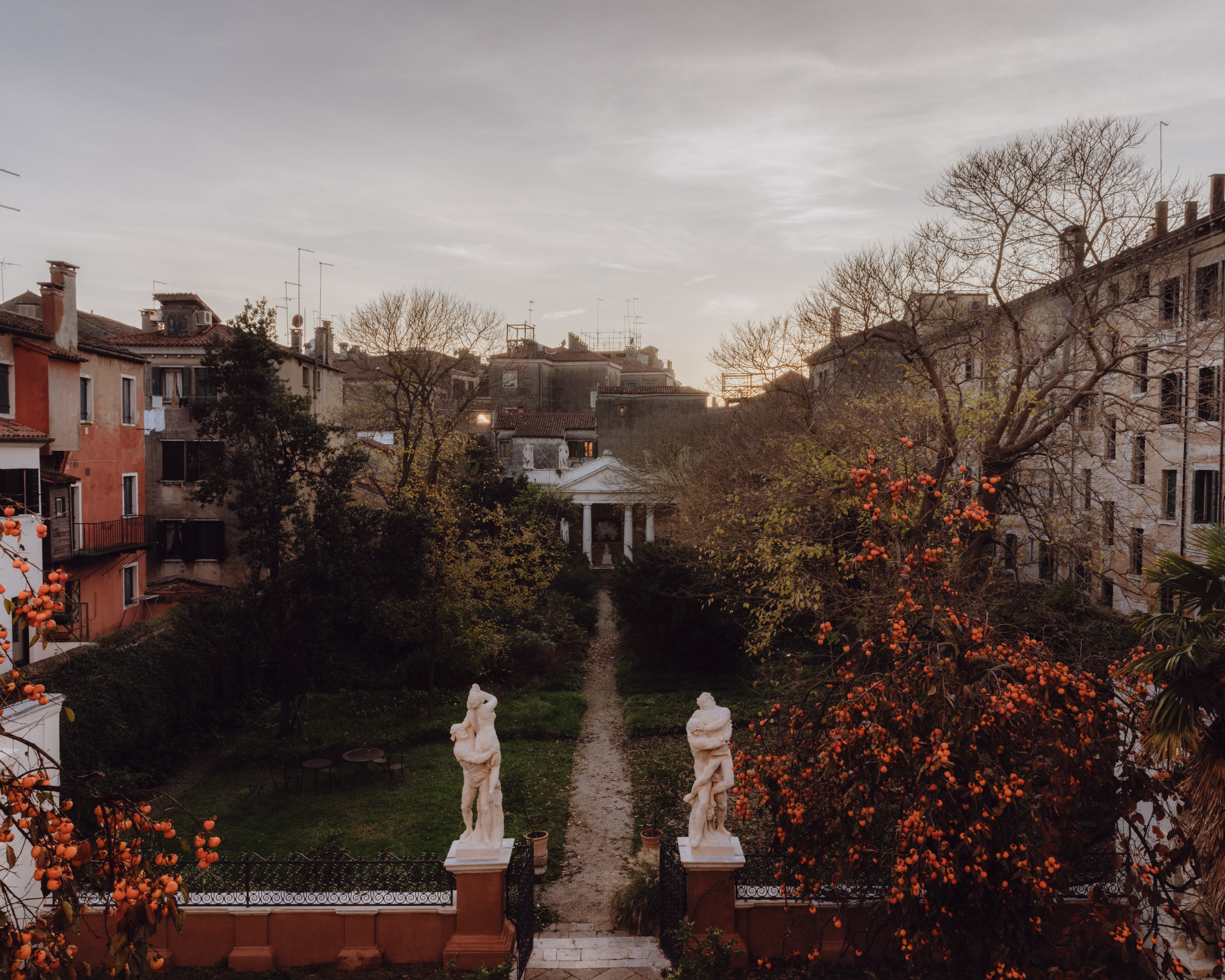 A view of the Palazzo Soranzo Cappello from above, with twin marble statues at the entrance