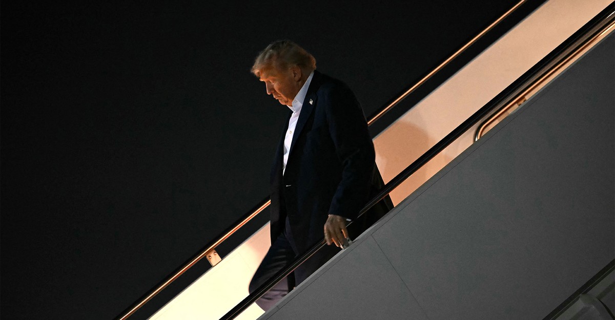 https://cdn.theatlantic.com/thumbor/XbteAg5xa-b8oBsmEhtKQBNXFKM=/0x43:2000x1085/1200x625/media/img/mt/2025/08/2025_8_16_Trump_Has_No_Cards/original.jpg