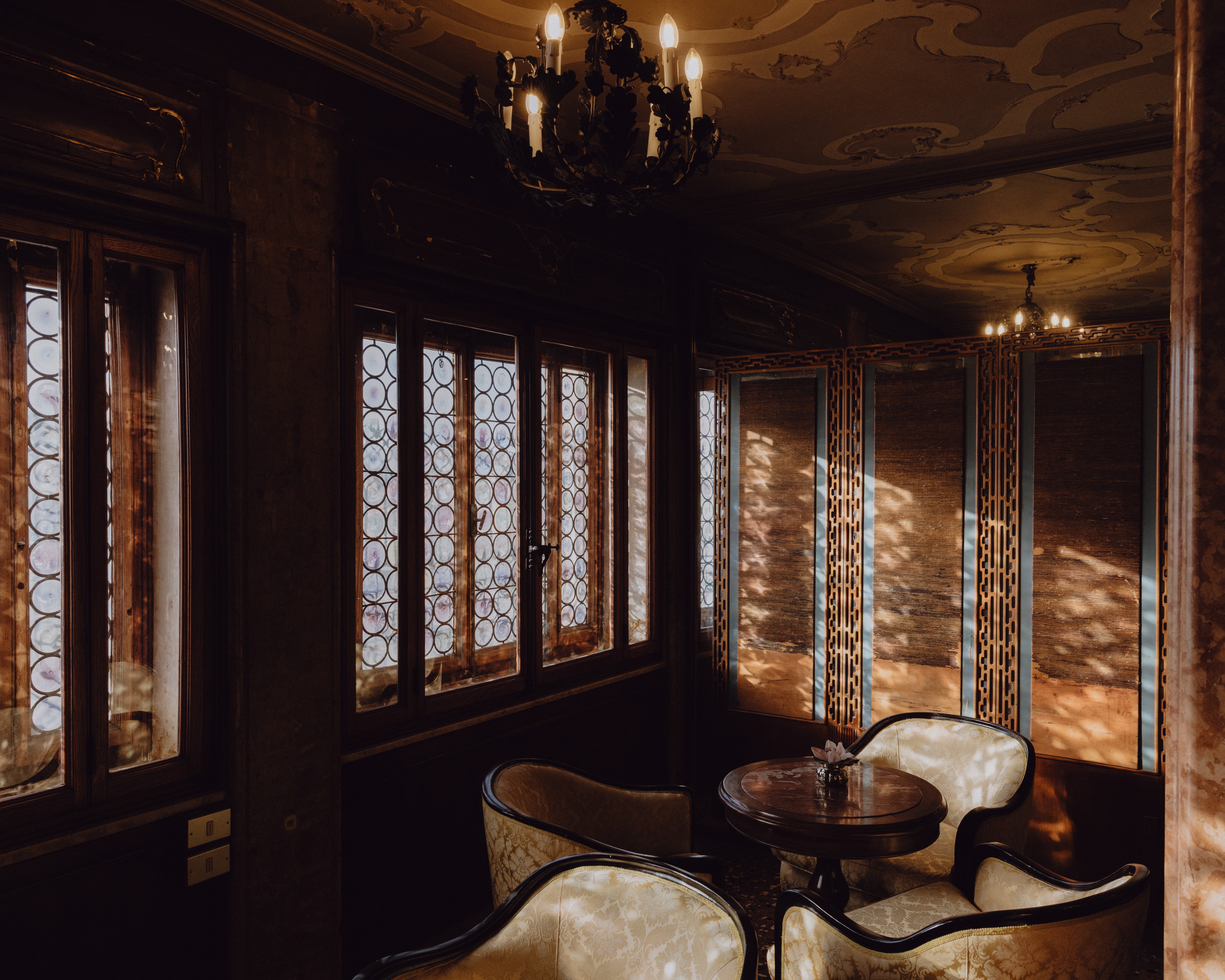 A table and luxurious chairs in a sitting room at the Hotel Danieli