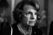 Picture of Dianne Feinstein wearing a pearl necklace