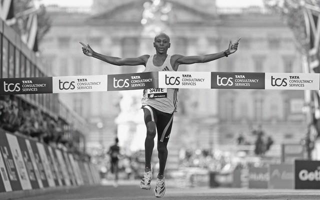 The Kenyan runner Sabastian Sawe crossing the finish line at the 2026 London Marathon