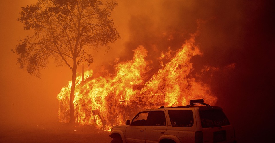 写真：カリフォルニア州の大規模な公園火災は拡大を続ける