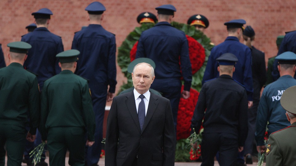 Photo of Vladimir Putin in front of soldiers