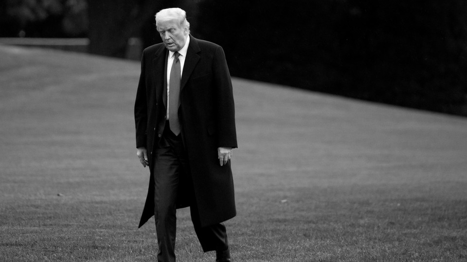 Trump walking on White House lawan