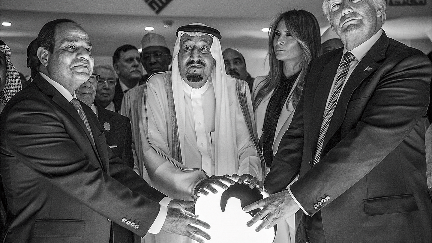 Fotografía en blanco y negro del presidente egipcio, el rey de Arabia Saudita, Melania Trump y Donald Trump posando con las manos sobre un globo iluminado.