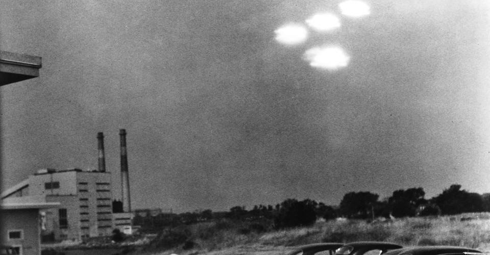 The mysterious flying objects showed up in Washington, D.C., on a hot, humid night in the summer of 1952. The air-traffic controllers at the airport s
