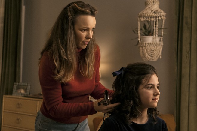 Rachel McAdams as Barbara doing the hair of Abby Ryder Fortson as Margaret