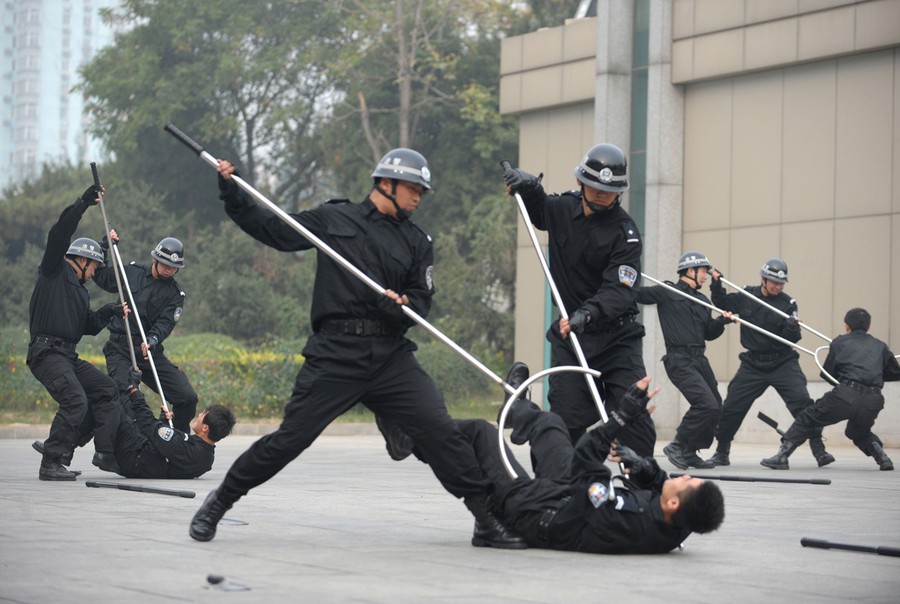 QINGDAO, CHINA - JUNE 2, 2023 - Police perform stick-fighting skills in  Qingdao, East China's Shandong province, June 2, 2023. (Photo by CFOTO/Sipa  USA Stock Photo - Alamy