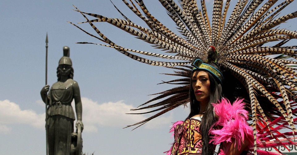 Photos of the Week: Distorted Queen, Toad King, Gladiator