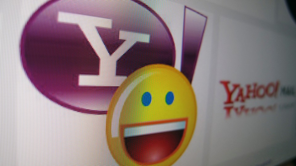 A Yahoo messenger logo is displayed on a monitor.