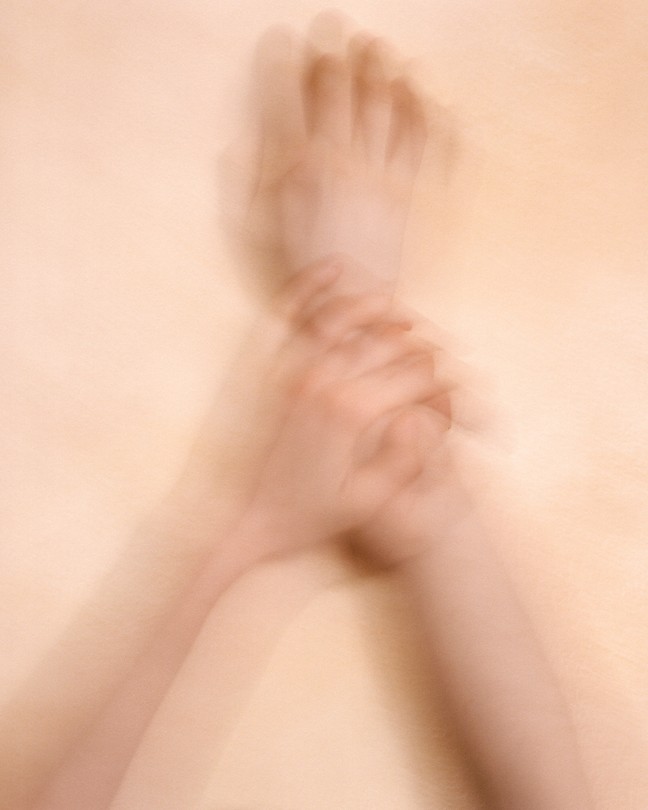 Blurry hands itching arm