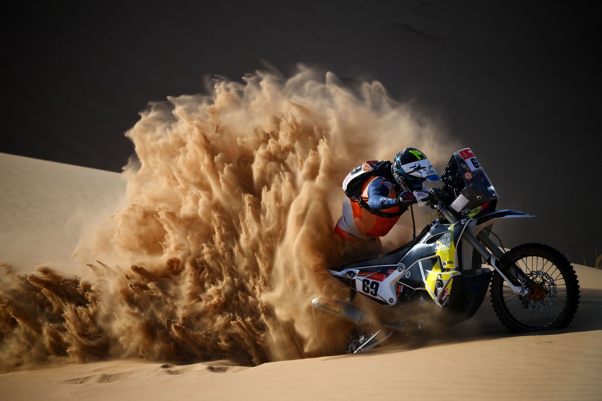 https://cdn.theatlantic.com/thumbor/cBcelu0piorQwRLiUfeGsWivLdE=/1200x800/media/img/photo/2021/01/photos-2021-dakar-rally/a01_1230418169/original.jpg